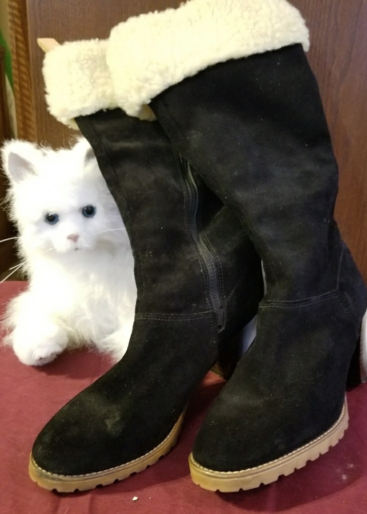 Black leather boots with faux cuff and lining.